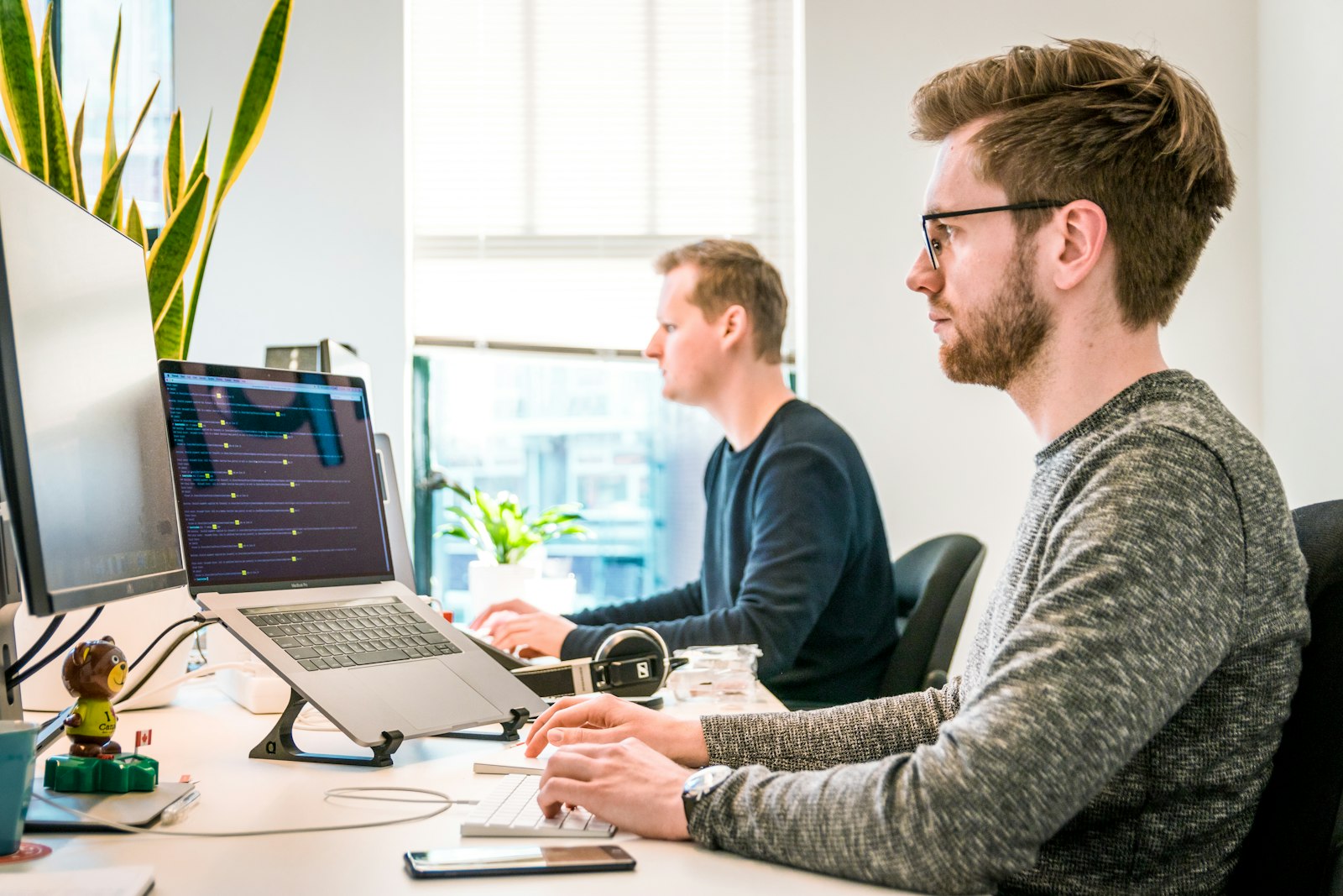 团队协作与专业办公环境，象征多岗位数字员工与真实业务协同