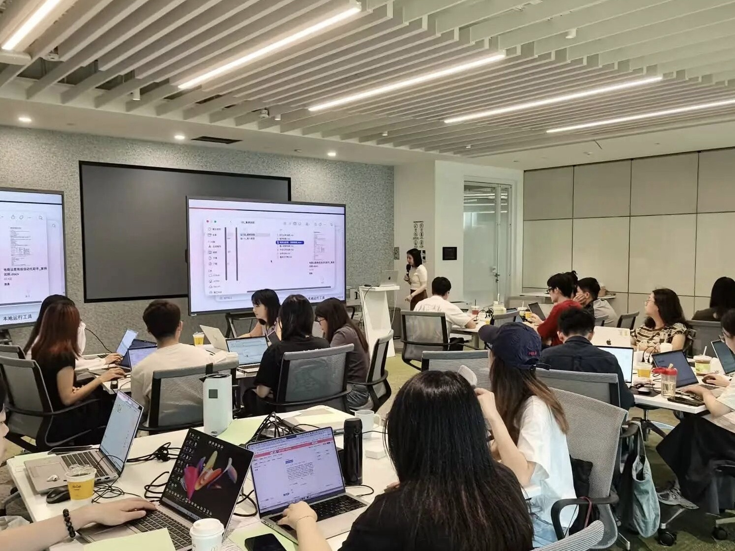 全球消费品企业 AI Coding 工作坊现场,业务人员使用电脑参与实操