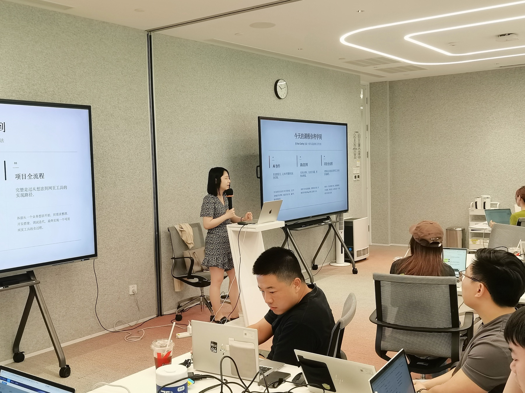 讲师演示电商运营周报自动化助手开发过程