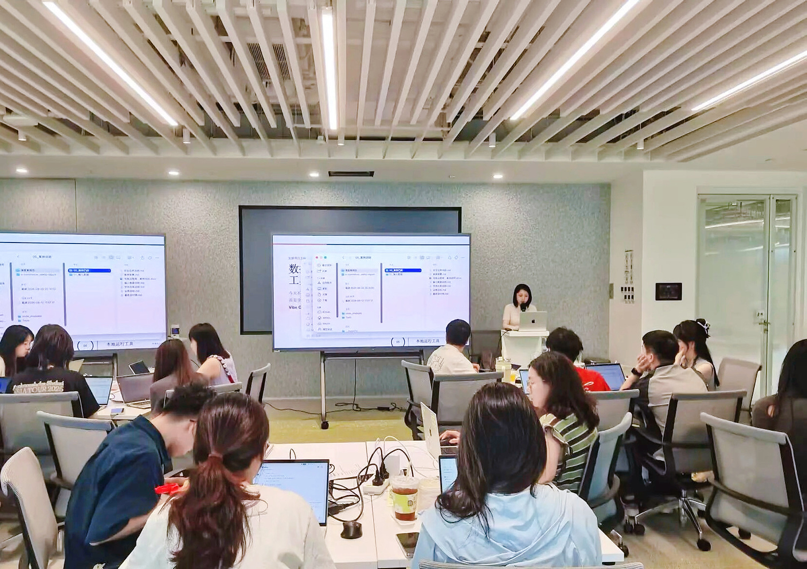 AI Coding 工作坊现场,学员跟随讲师进行电脑实操