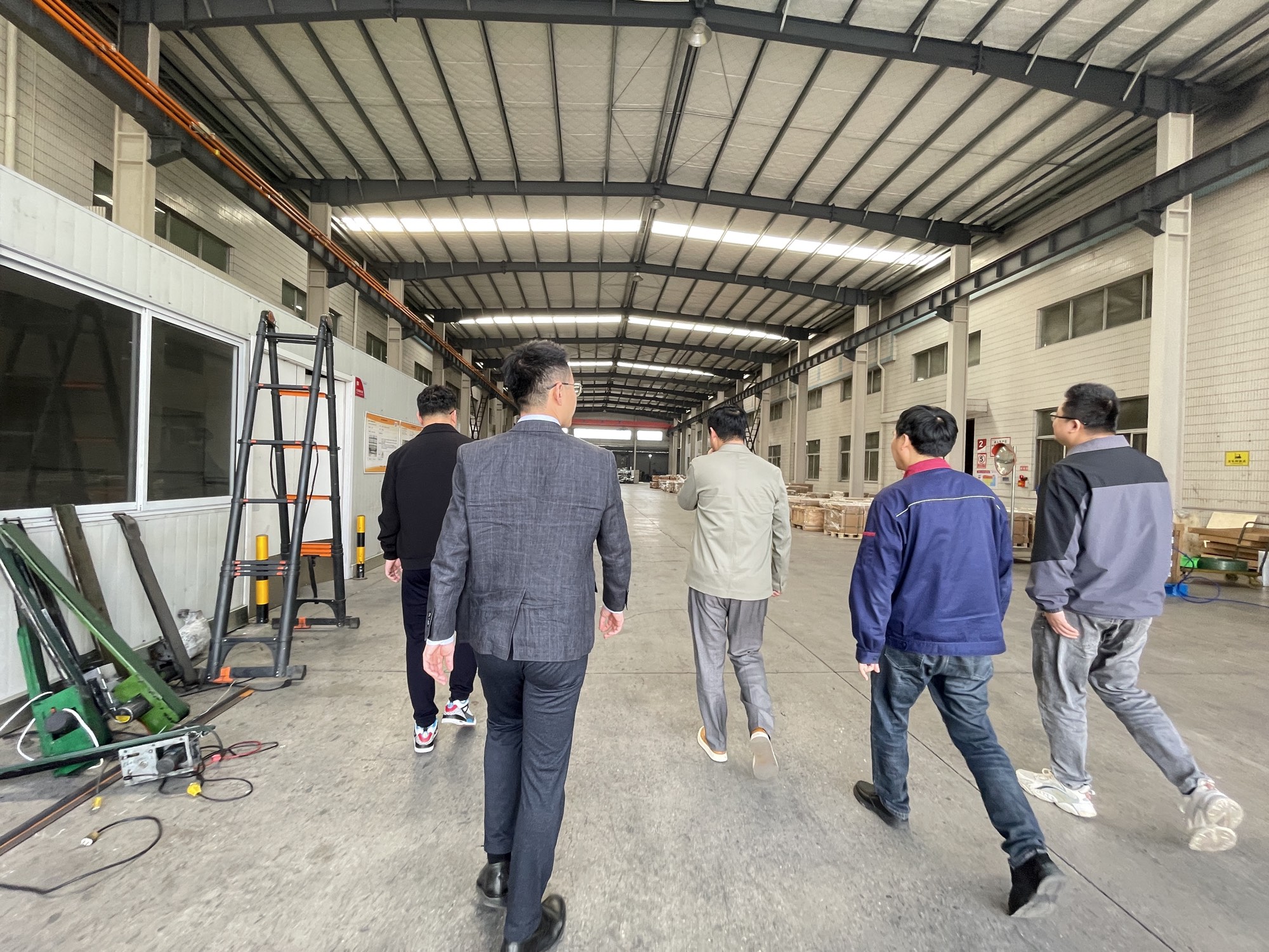 唯识数智咨询团队走访某智能制造企业生产车间,了解现场作业与管理现状