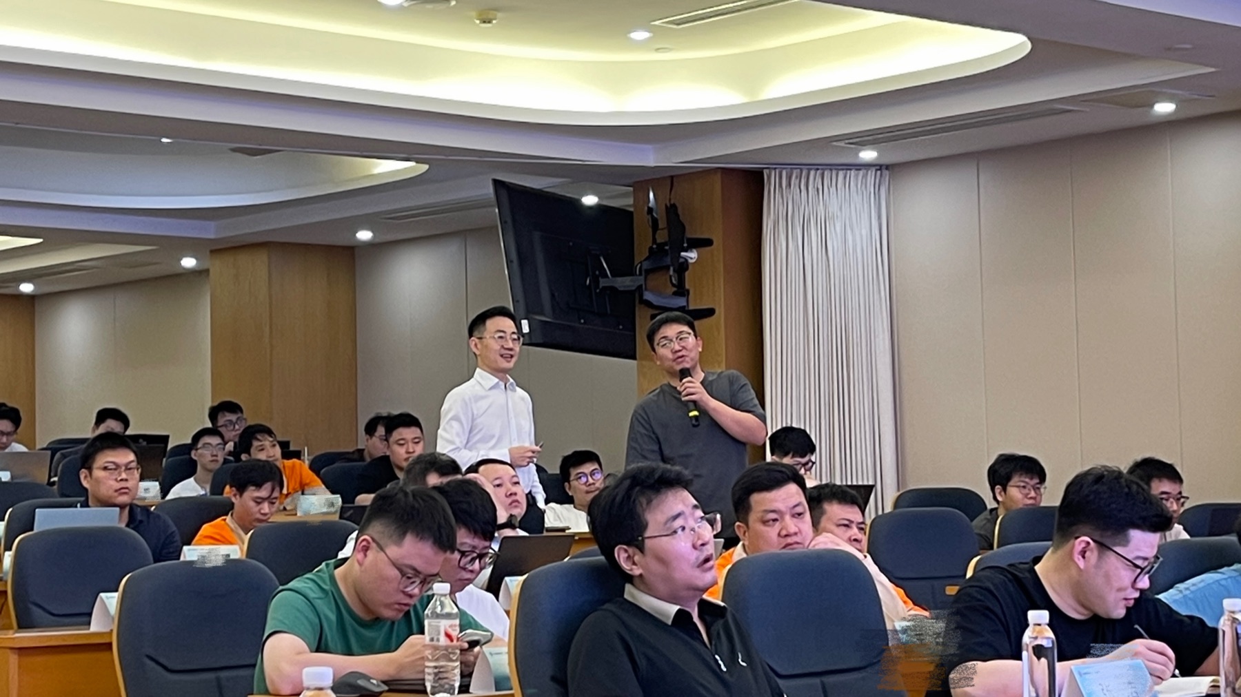 讲师在学员席间开展课堂互动与答疑