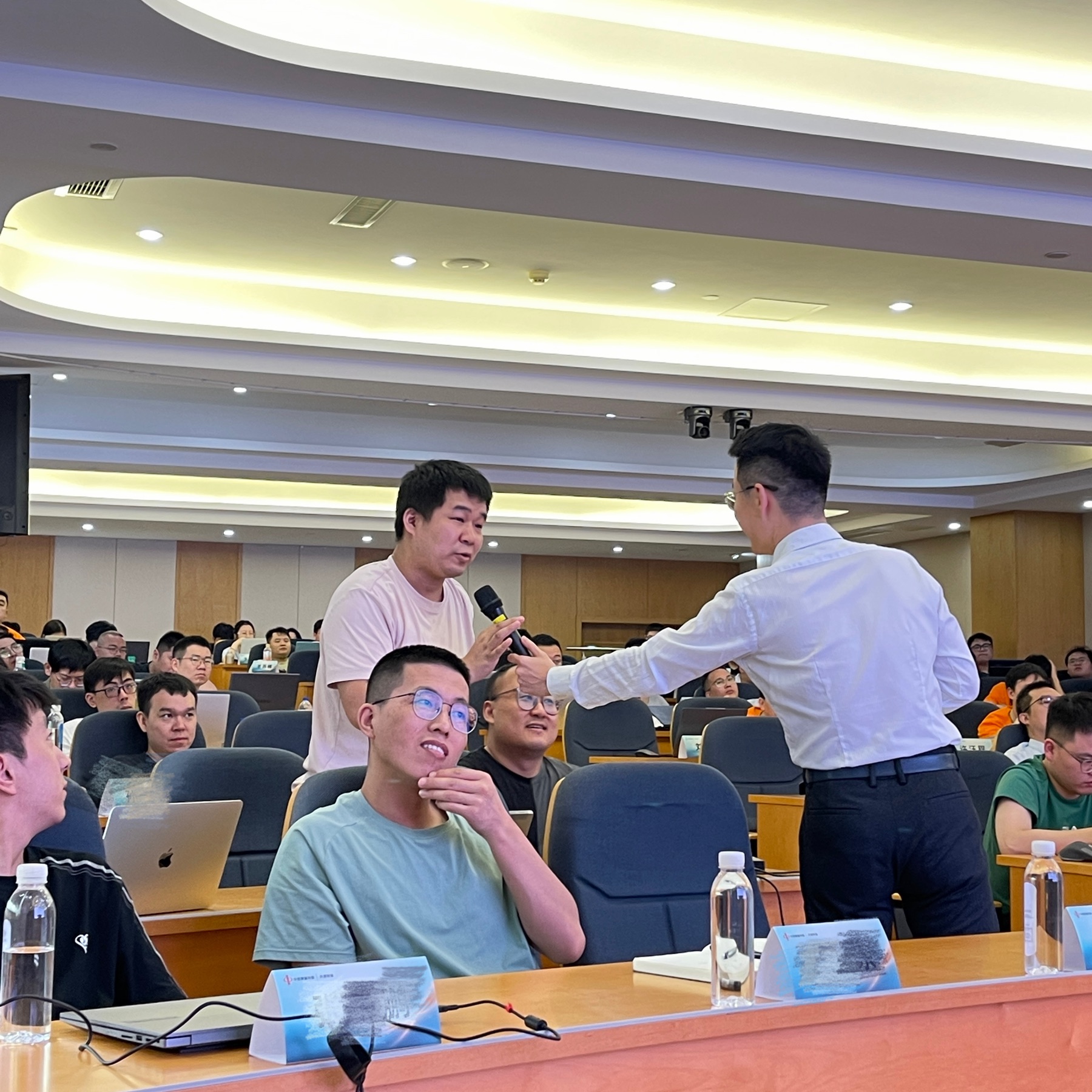 学员在课堂中提问,讲师递麦开展现场交流
