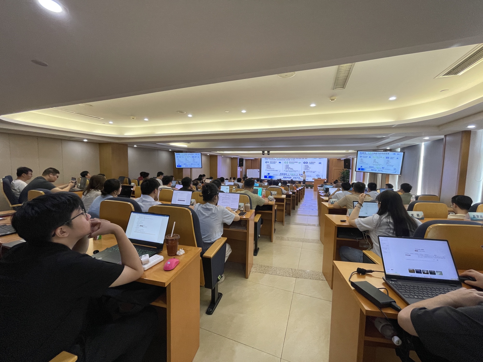 百人规模 AI 实战培训课堂全景