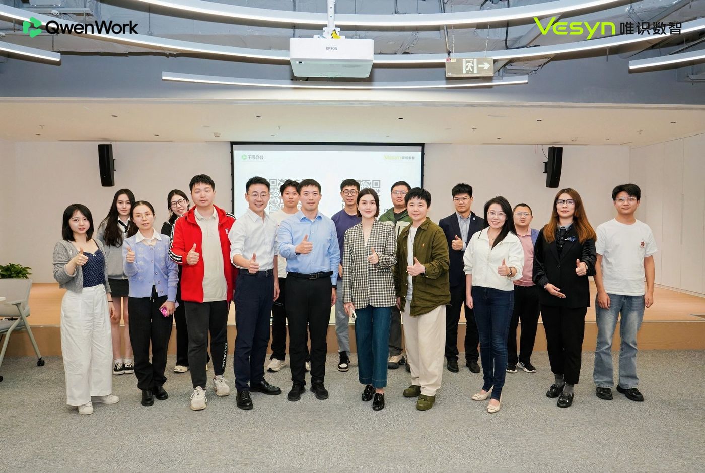 工作坊结束后的集体合影,参会者与分享嘉宾在会场前列队合影