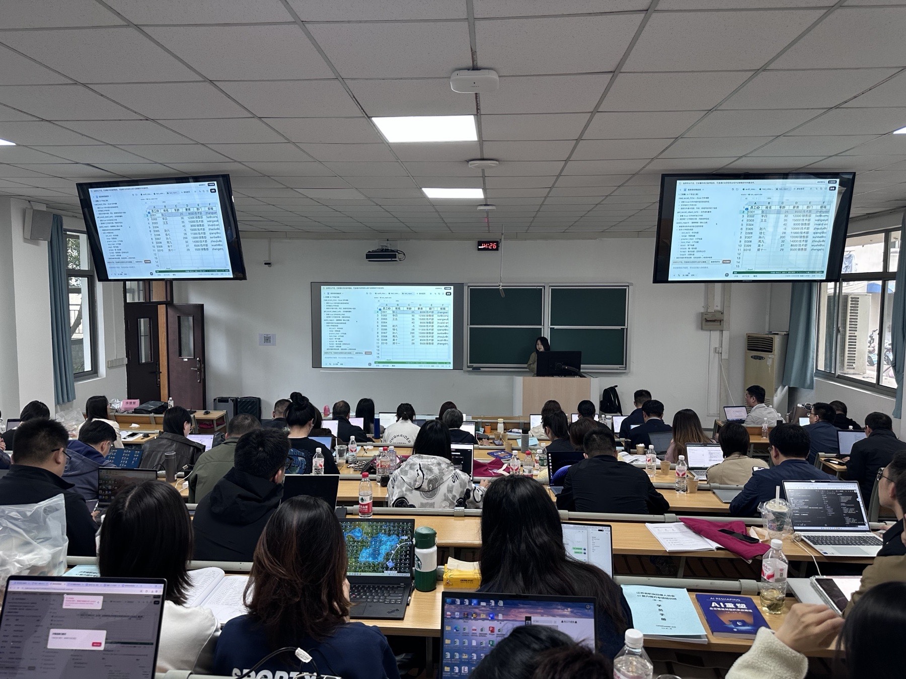 某职业经理人协会 AI 专项提升工作坊现场,学员在教室中使用电脑参与实操
